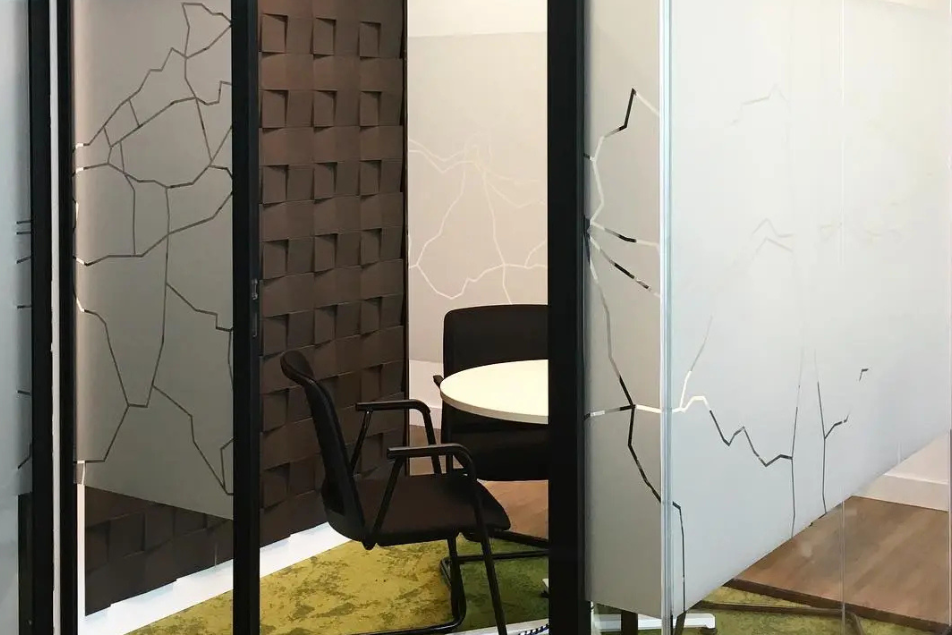 Organic-Blocks-Chock-Aubergine-Phone-room